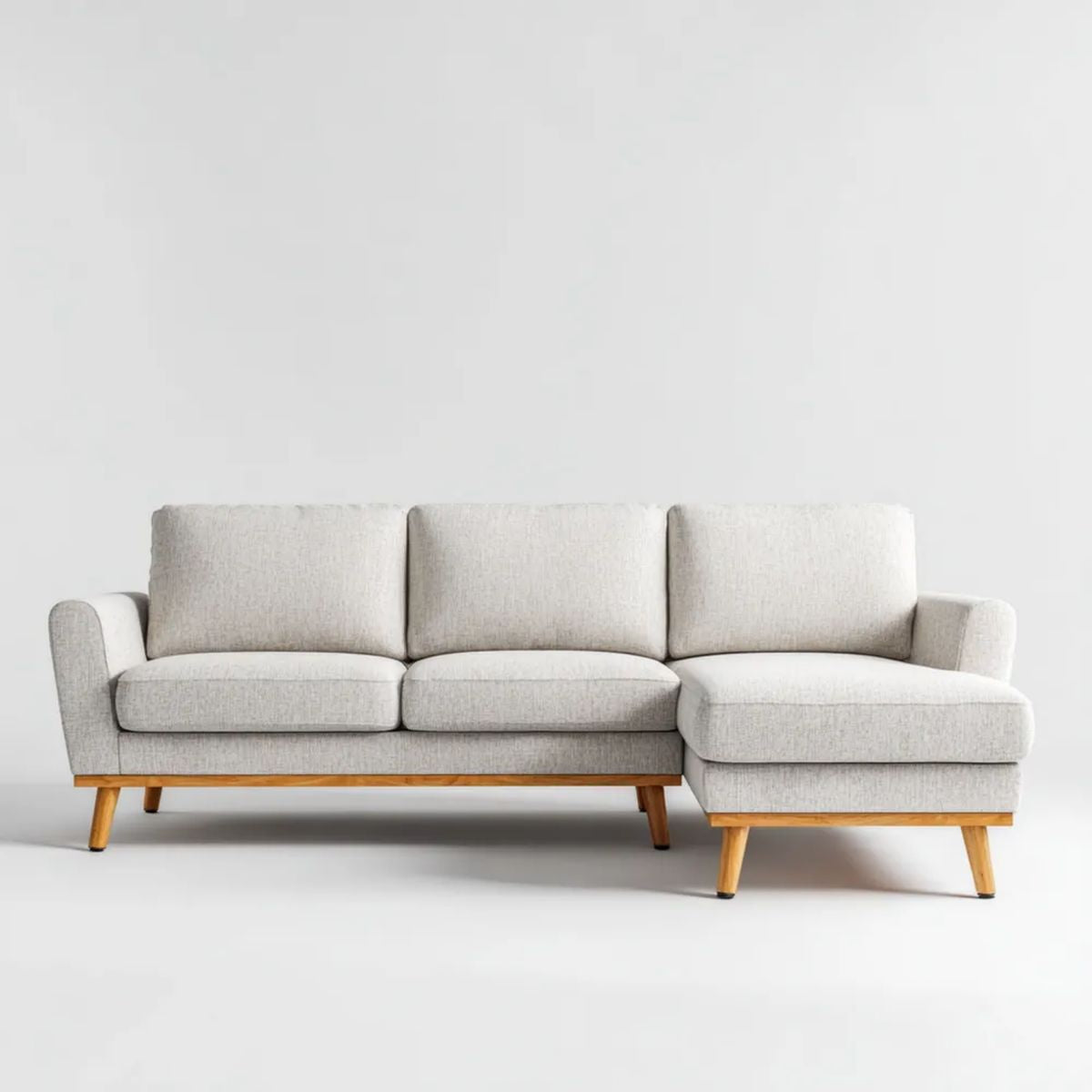 Kremowa sofa narożna L z prawostronnym szezlongiem, tapicerowana tkaniną, na drewnianych nogach, 230 × 150 × 85 cm