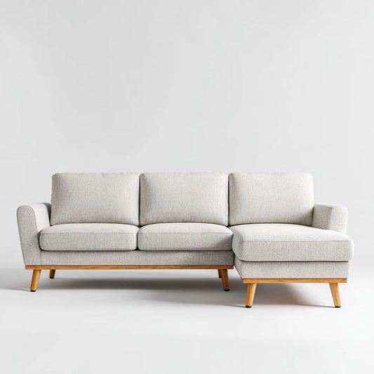 Kremowa sofa narożna L z prawostronnym szezlongiem, tapicerowana tkaniną, na drewnianych nogach, 230 × 150 × 85 cm