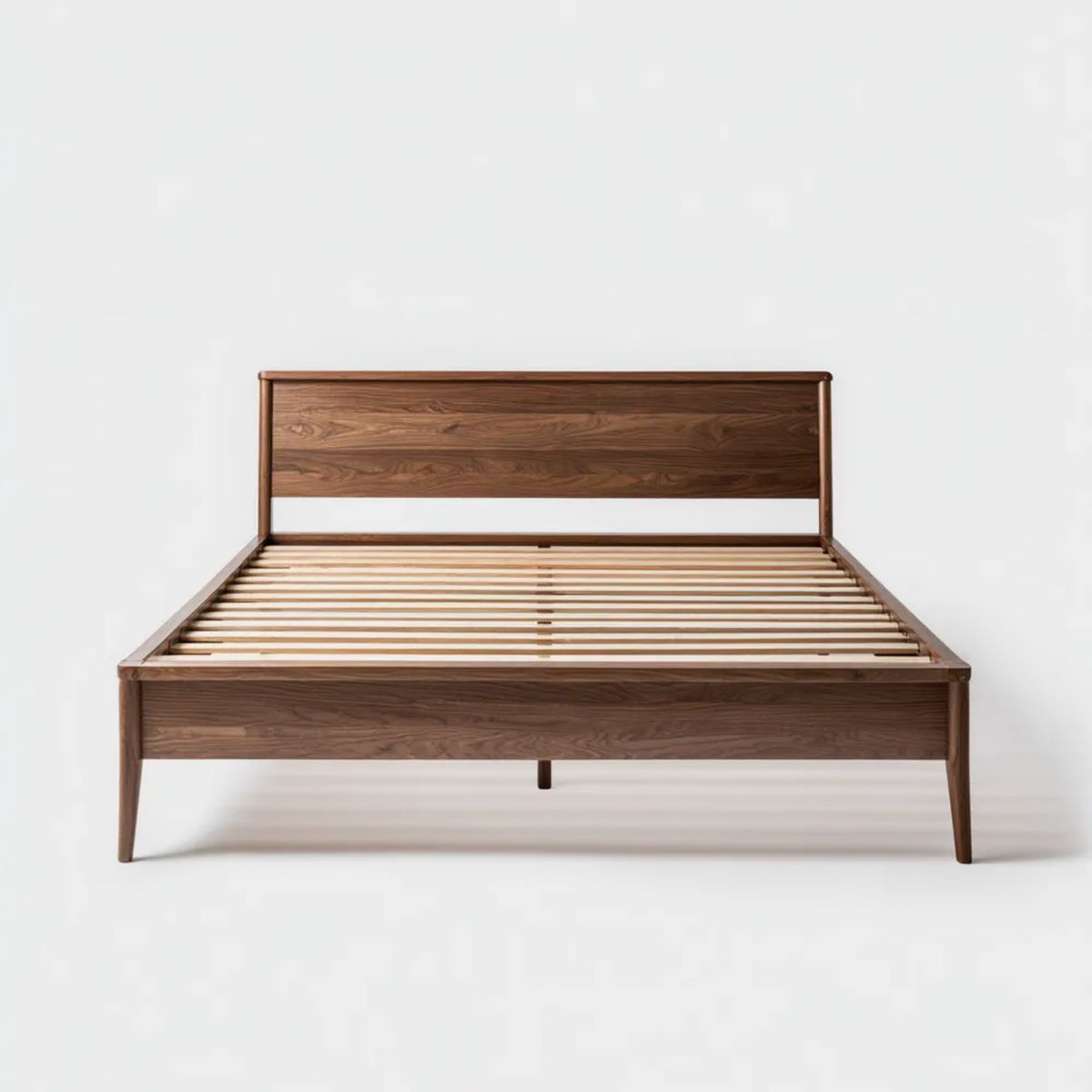 Drewniana rama łóżka dwuosobowego w kolorze orzechowym 160 x 200 cm ze stelażem listwowym